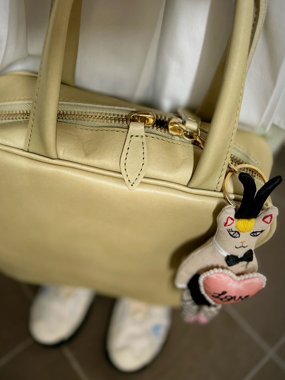 ベージュ系のその他アウター、ブルー系のTシャツ/カットソー、ホワイト系のワンピース/ドレスを着用したレディースの冬コーディネートの3枚目の写真