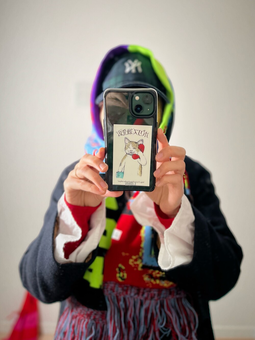 ホワイト系のカーディガン/ボレロ、ブラウン系のニット/セーター、ブルー系のデニムパンツを着用したレディースの冬コーディネートの3枚目の写真