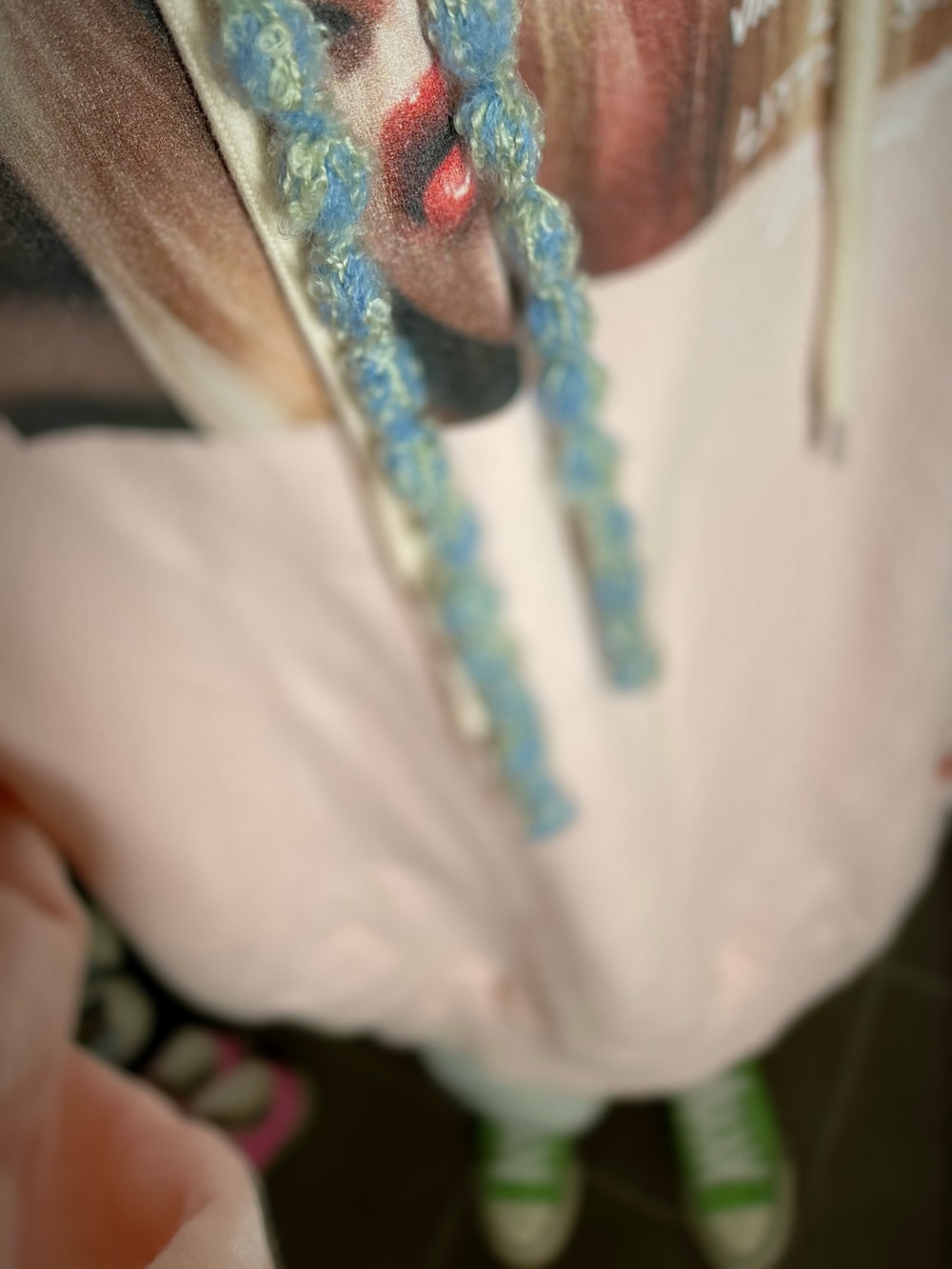 ピンク系のパーカー、ホワイト系のその他パンツ、グリーン系のスニーカーを着用したレディースの冬コーディネートの3枚目の写真