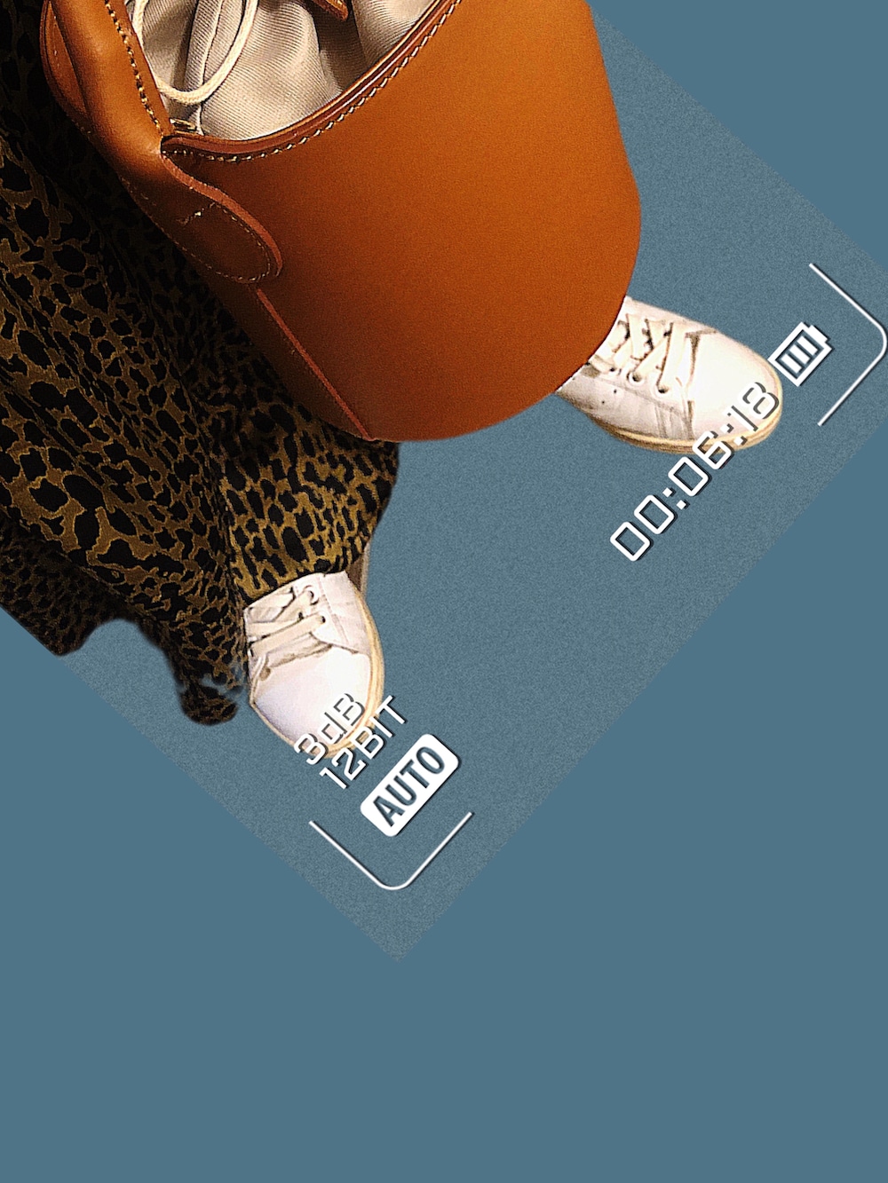 グリーン系のMA-1、ブラウン系のワンピース、ホワイト系のスニーカーを着用したレディースの秋コーディネートの2枚目の写真