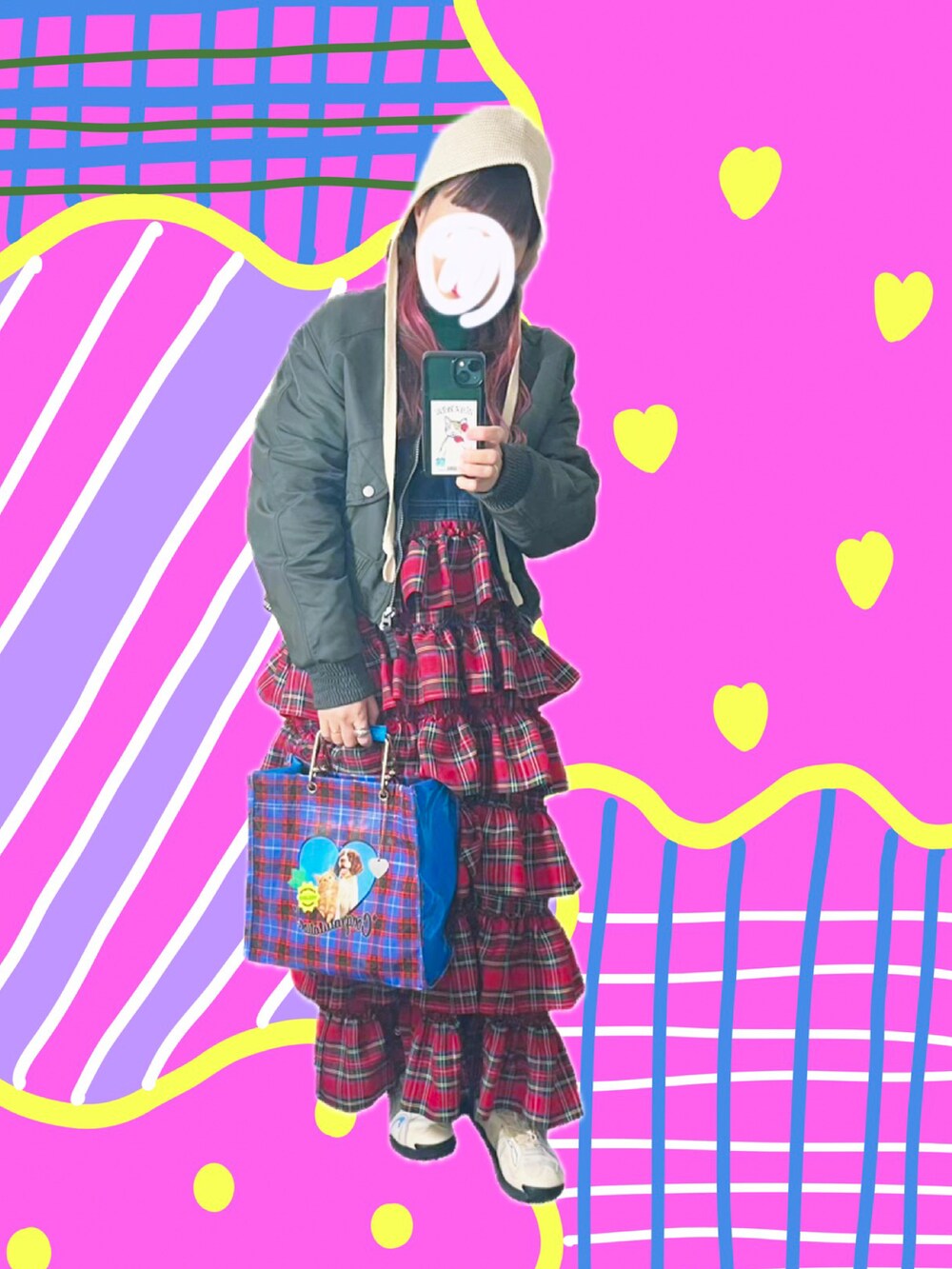 レッド系のジャンパースカート、ブルー系のハンドバッグ、ホワイト系のスニーカーを着用したレディースの春コーディネートの3枚目の写真