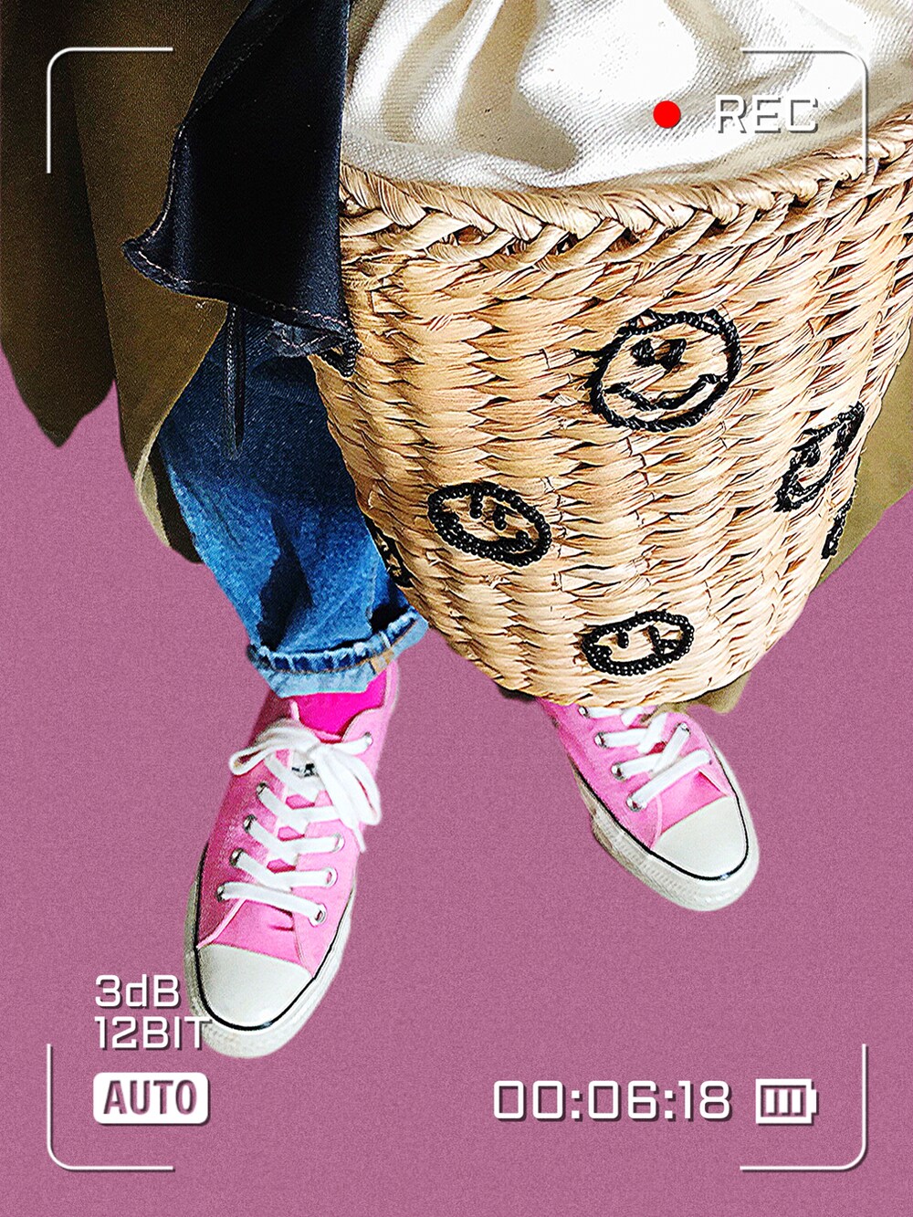 ベージュ系のトレンチコート、その他のニット/セーター、ブルー系のデニムパンツを着用したレディースの春コーディネートの3枚目の写真