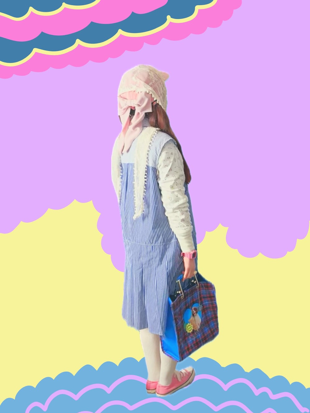 ピンク系のスニーカー、ブルー系のハンドバッグ、ホワイト系のTシャツ/カットソーを着用したレディースの春コーディネートの3枚目の写真