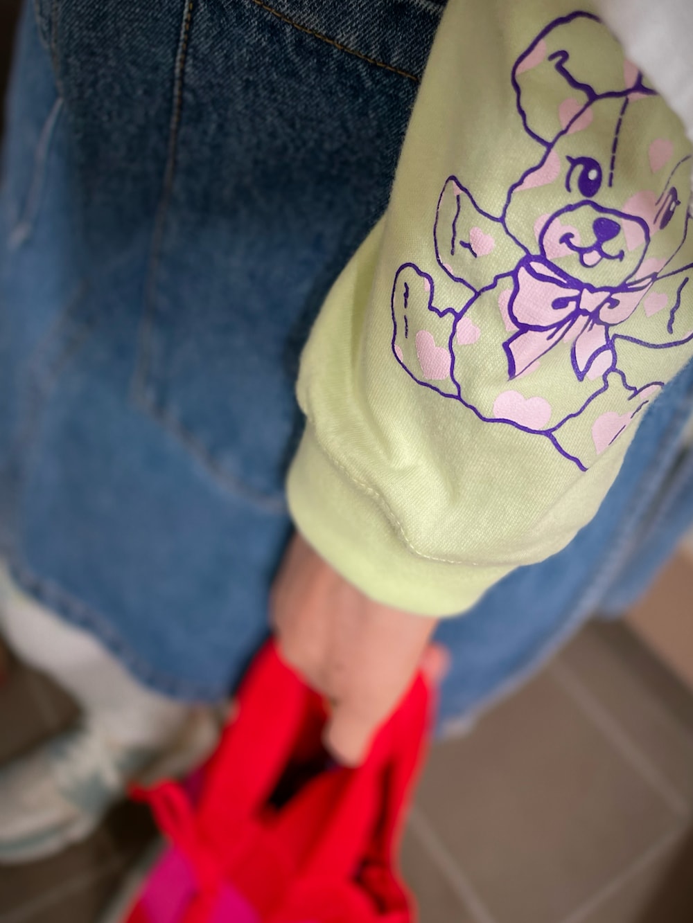 ホワイト系のカーディガン/ボレロ、グリーン系のTシャツ/カットソー、ブルー系のベストを着用したレディースの冬コーディネートの2枚目の写真