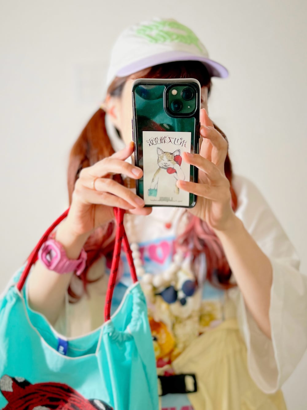 ホワイト系のTシャツ/カットソー、ホワイト系のベスト、ホワイト系のその他パンツを着用したレディースの夏コーディネートの3枚目の写真