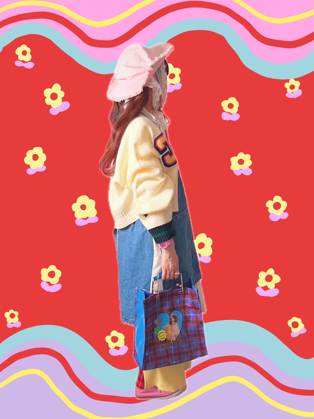 ピンク系のスニーカー、イエロー系のスカート、ブルー系のハンドバッグを着用したレディースの春コーディネートの2枚目の写真