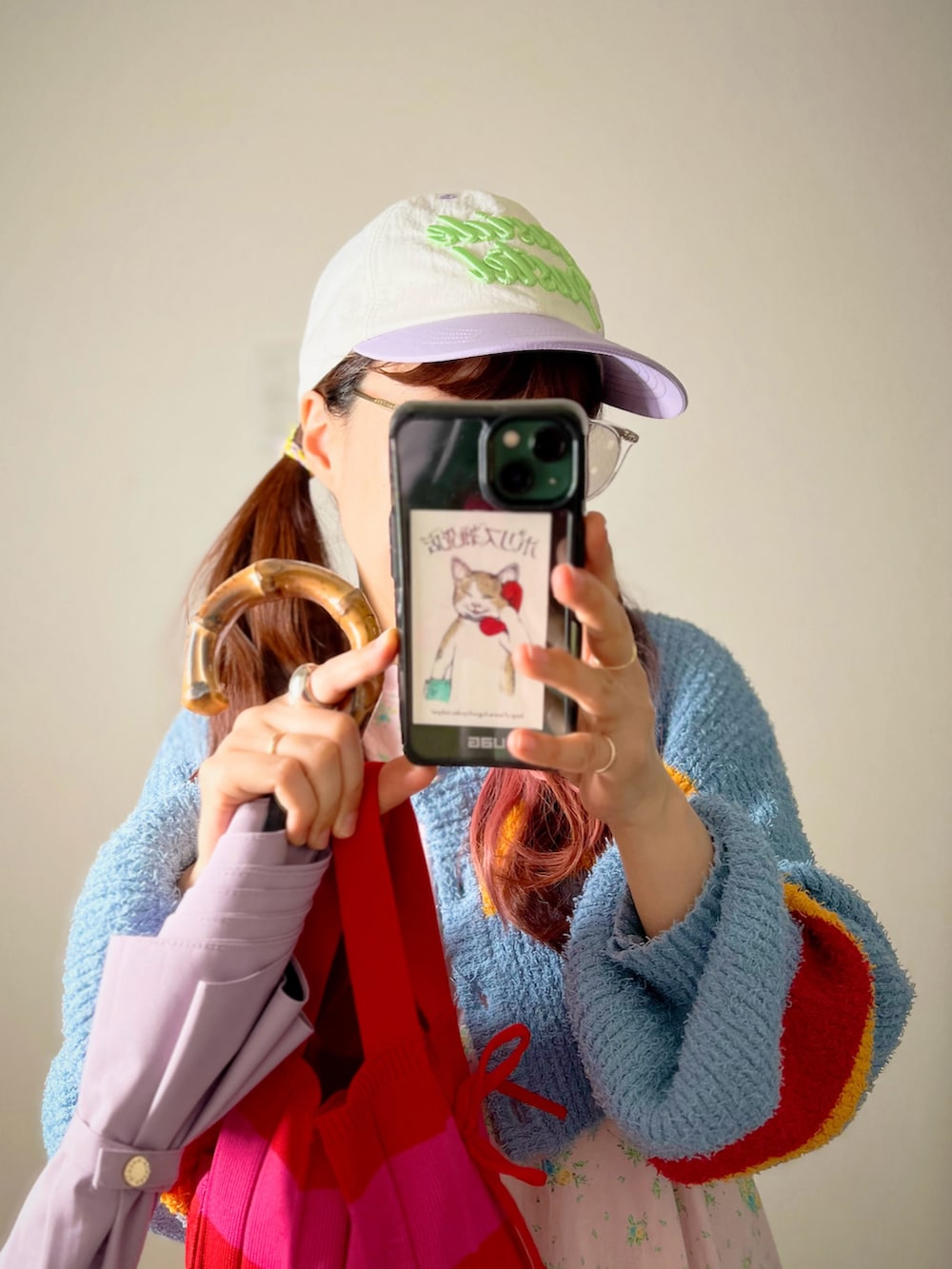 ピンク系のワンピース、ブルー系のカーディガン/ボレロ、その他のスニーカーを着用したレディースの夏コーディネートの3枚目の写真