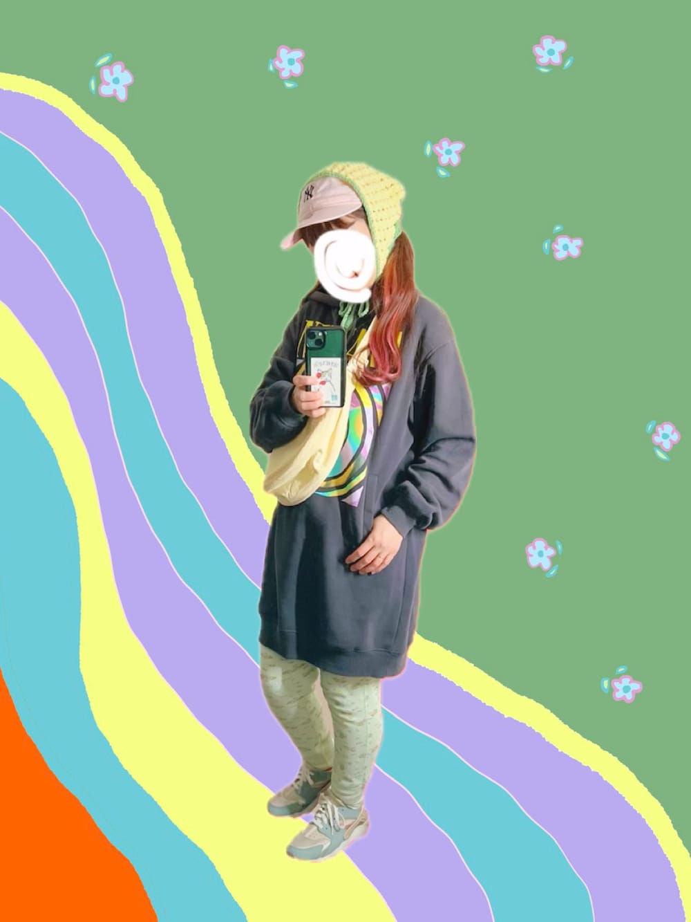 その他のスニーカー、ブラック系のスウェット、ブルー系のダウンジャケット/コートを着用したレディースの冬コーディネートの2枚目の写真