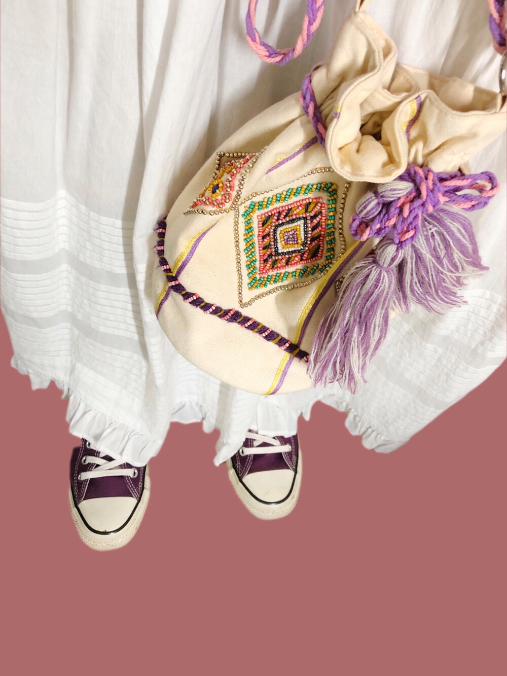 ブルー系のTシャツ/カットソー、ホワイト系のスカート、パープル系のスニーカーを着用したレディースの春コーディネートの2枚目の写真