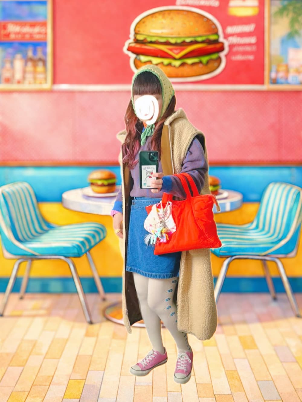 ピンク系のスニーカー、ベージュ系のその他アウター、ブルー系のニット/セーターを着用したレディースの冬コーディネートの3枚目の写真