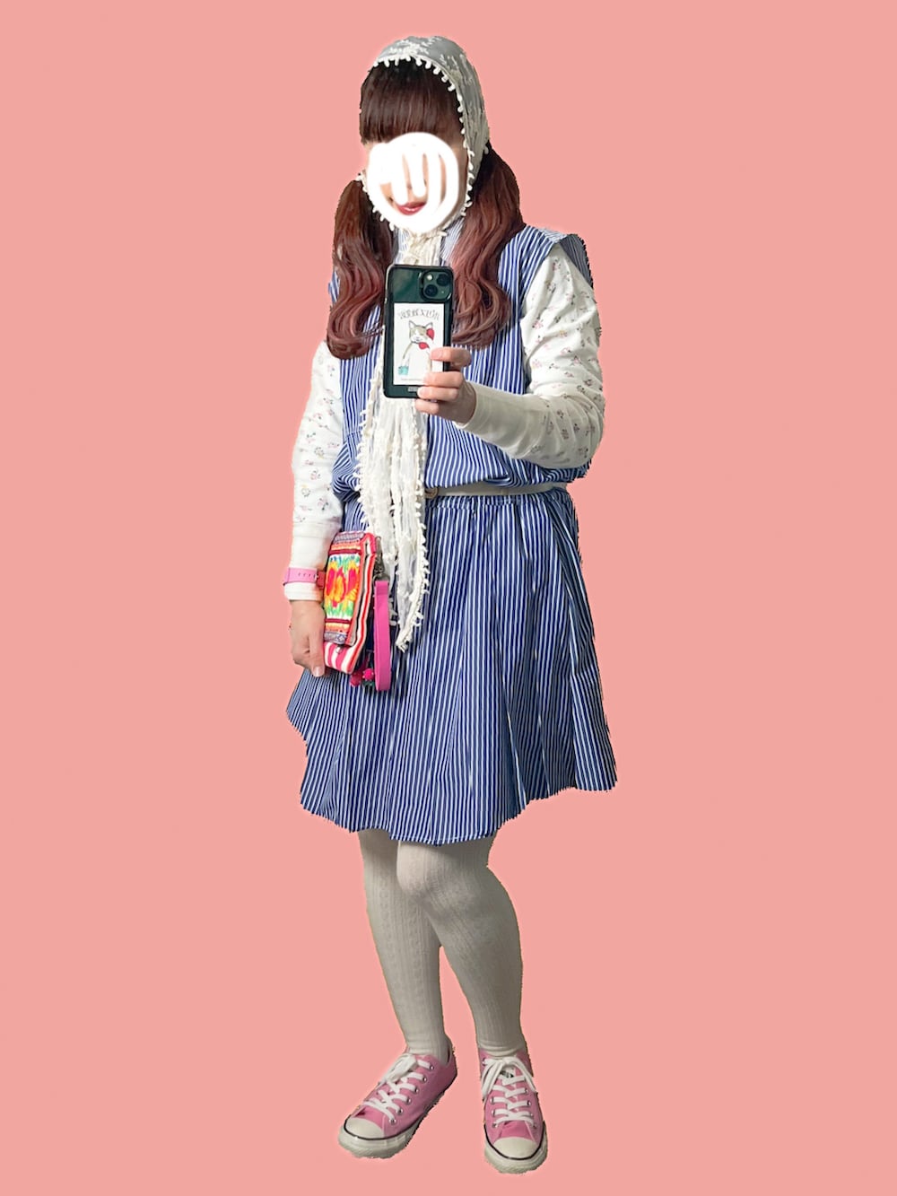 グレー系のテーラードジャケット、ブルー系のワンピース、ホワイト系のTシャツ/カットソーを着用したレディースの春コーディネートの2枚目の写真