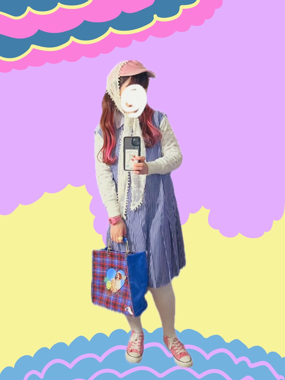 ピンク系のスニーカー、ブルー系のハンドバッグ、ホワイト系のTシャツ/カットソーを着用したレディースの春コーディネートの2枚目の写真