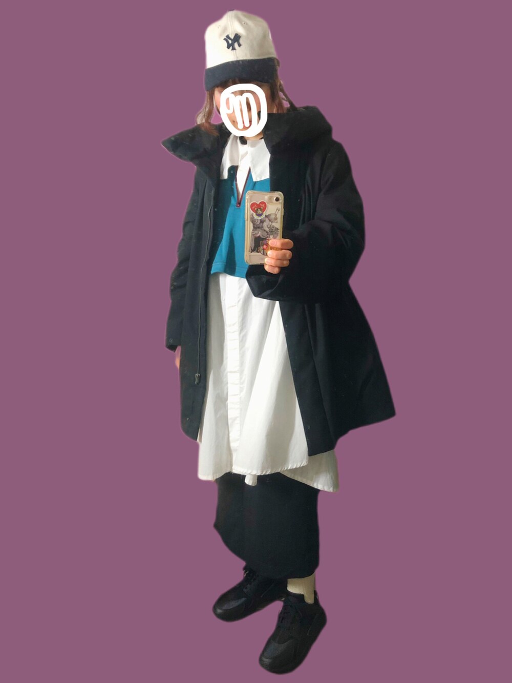 ホワイト系のシャツワンピース、ブルー系のTシャツ/カットソー、ブラック系のスニーカーを着用したレディースの冬コーディネートの2枚目の写真