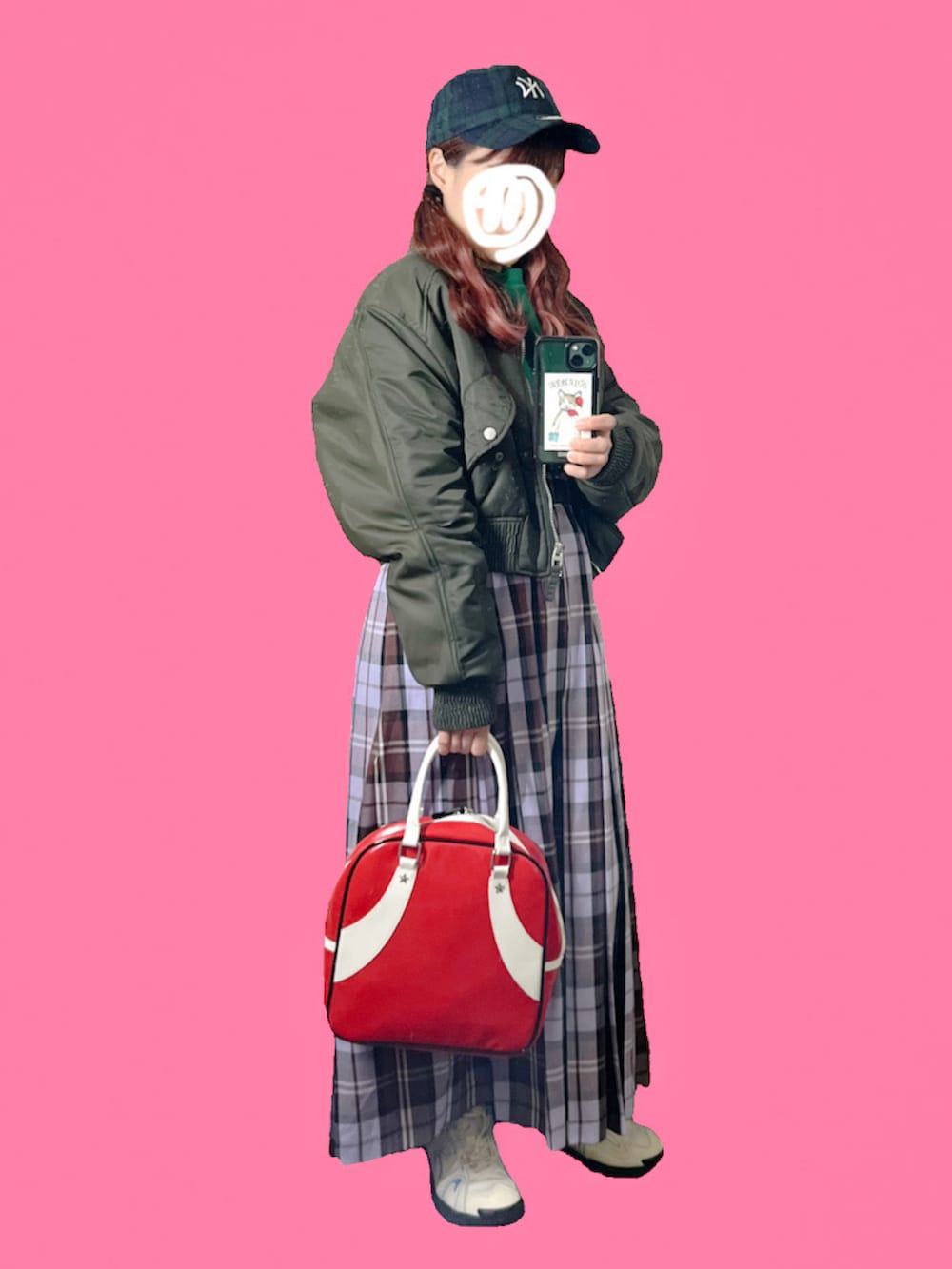 グリーン系のスウェット、パープル系のスカート、レッド系のボストンバッグを着用したレディースの冬コーディネートの3枚目の写真