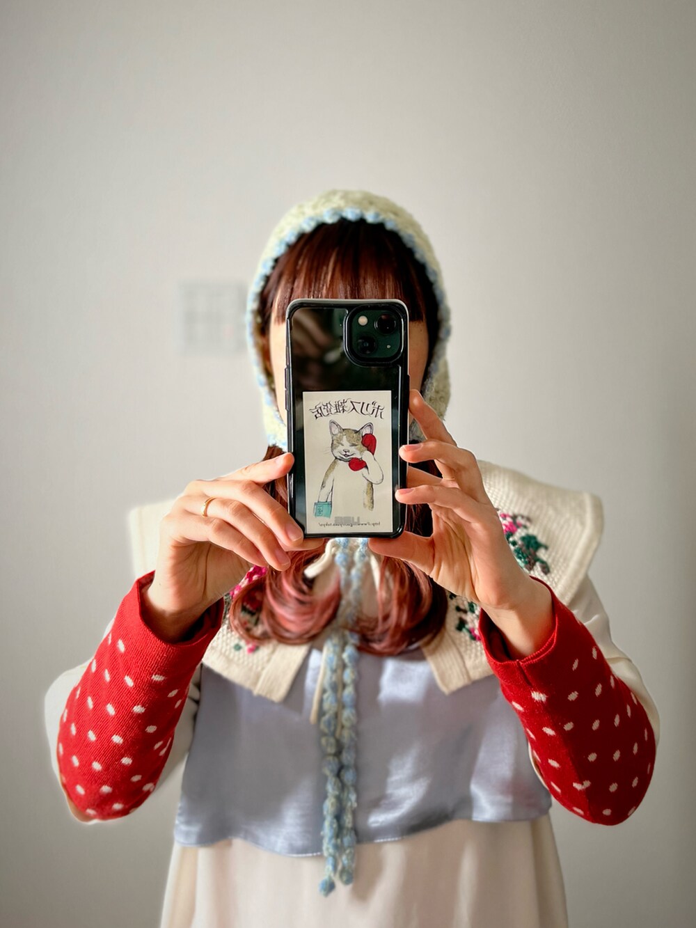 ブルー系のキャミソール、ホワイト系のワンピース/ドレス、パープル系のスカートを着用したレディースの冬コーディネートの4枚目の写真