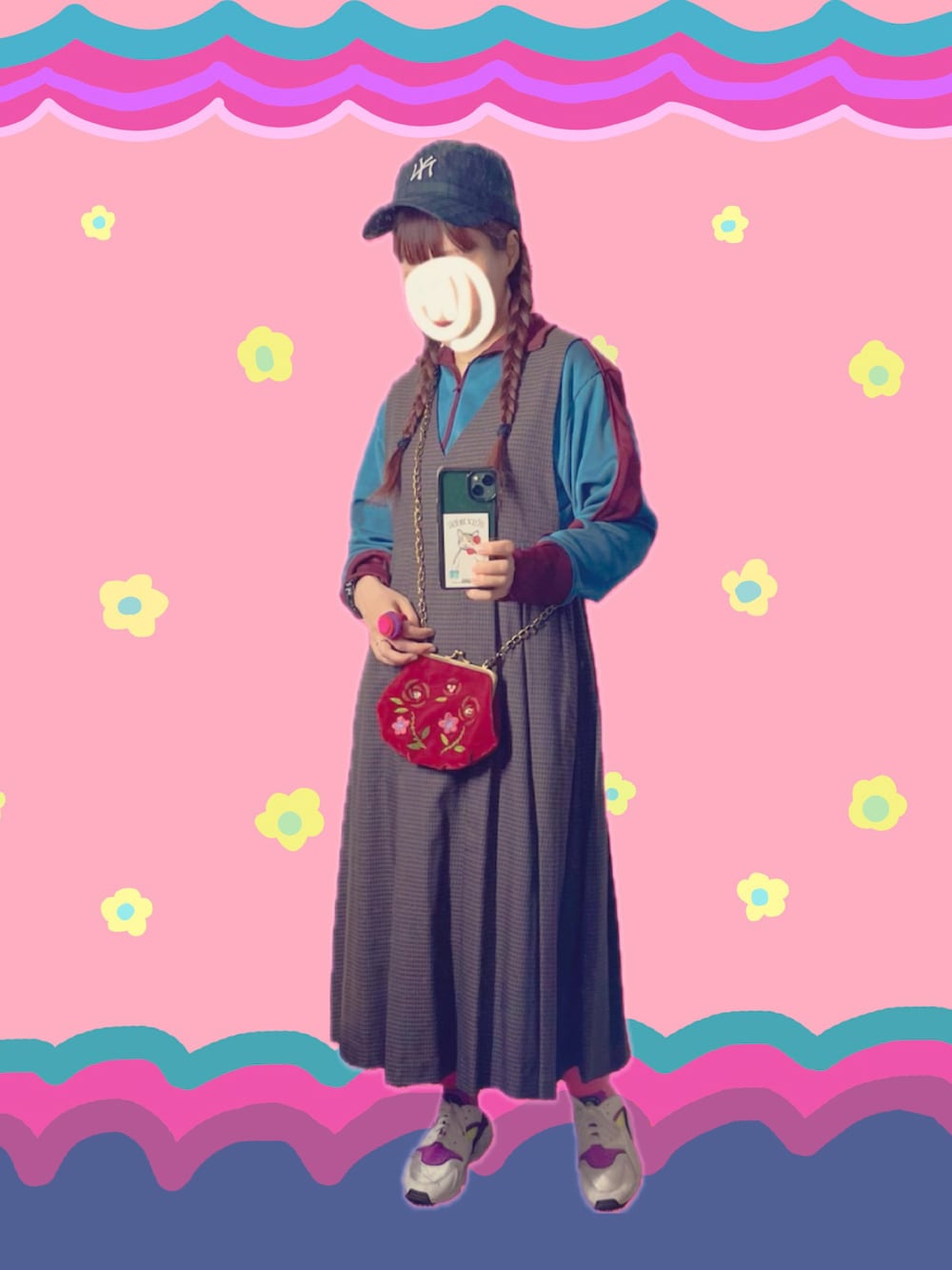 ブルー系のハンドバッグ、ブルー系のTシャツ/カットソー、ホワイト系のスニーカーを着用したレディースの秋コーディネートの2枚目の写真