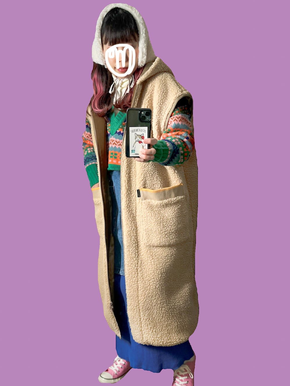 グリーン系のニット/セーター、ブルー系のベスト、ブルー系のスカートを着用したレディースの冬コーディネートの2枚目の写真