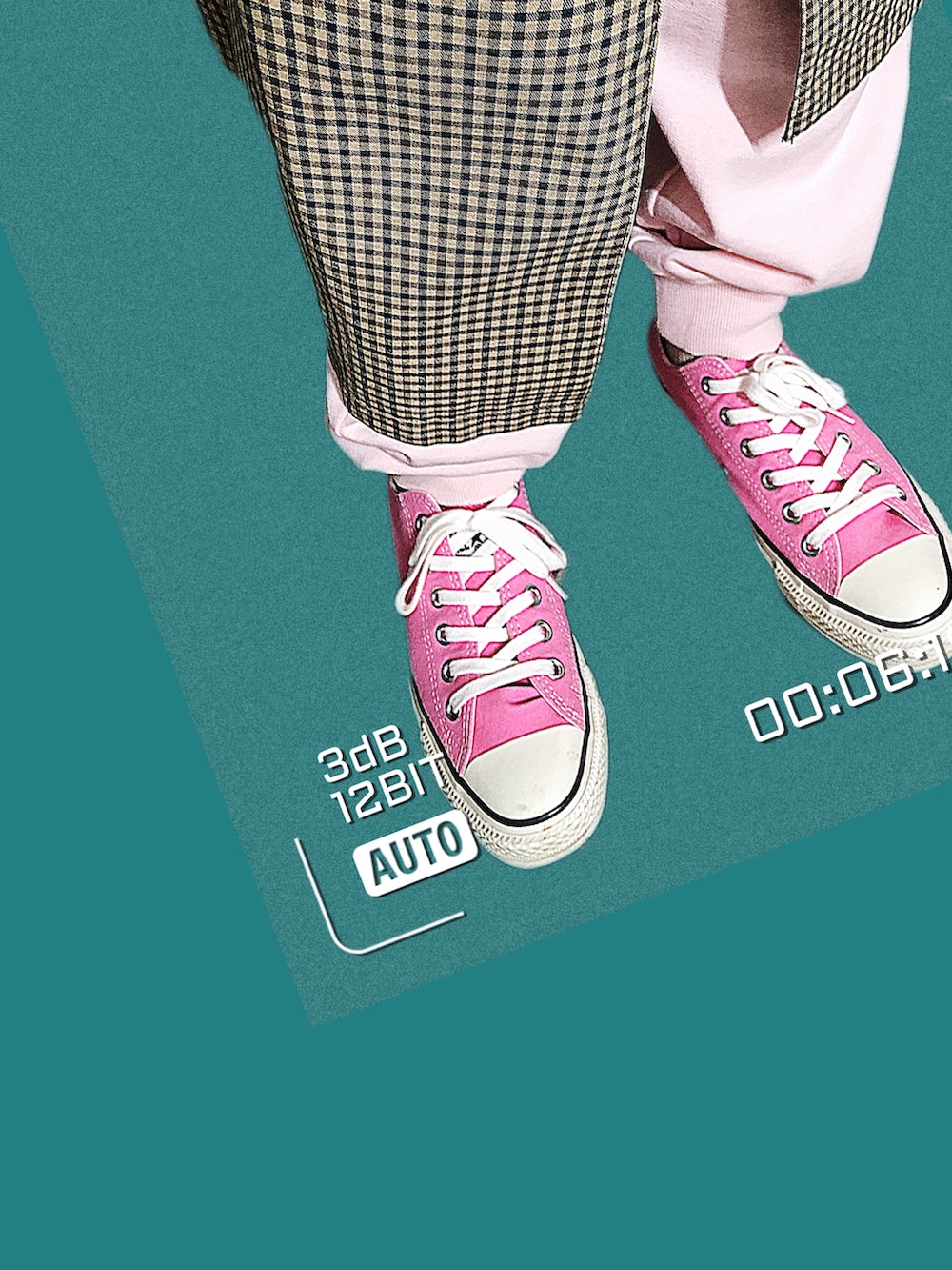 ブラウン系のジャケット/アウター、ホワイト系のベスト、ピンク系のスニーカーを着用したレディースの冬コーディネートの2枚目の写真