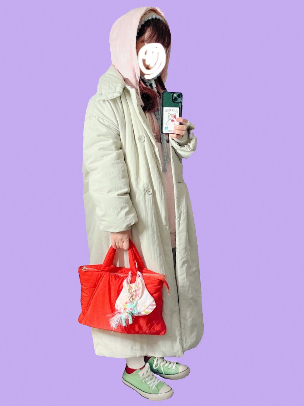 ピンク系のパーカー、ホワイト系のその他パンツ、グリーン系のスニーカーを着用したレディースの冬コーディネートの2枚目の写真