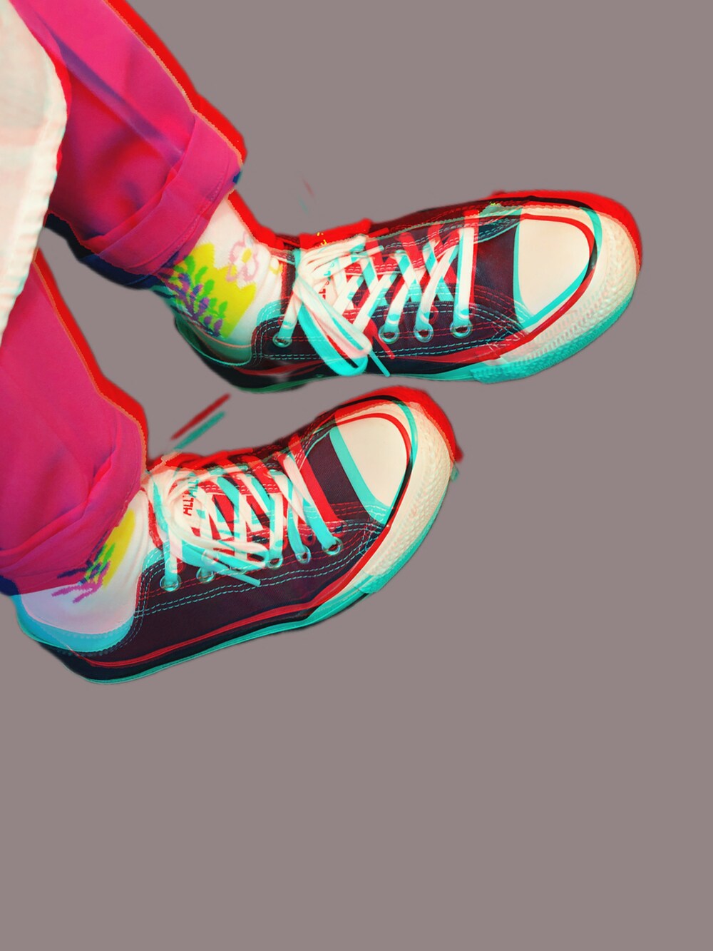 パープル系のスニーカー、ブラック系のカーディガン/ボレロ、ピンク系のその他パンツを着用したレディースの秋コーディネートの2枚目の写真