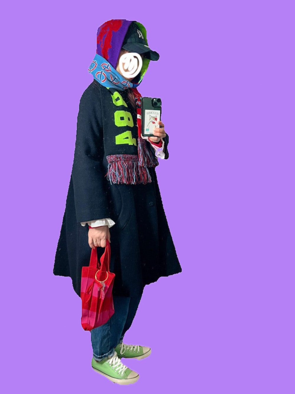 ホワイト系のカーディガン/ボレロ、ブラウン系のニット/セーター、ブルー系のデニムパンツを着用したレディースの冬コーディネートの2枚目の写真