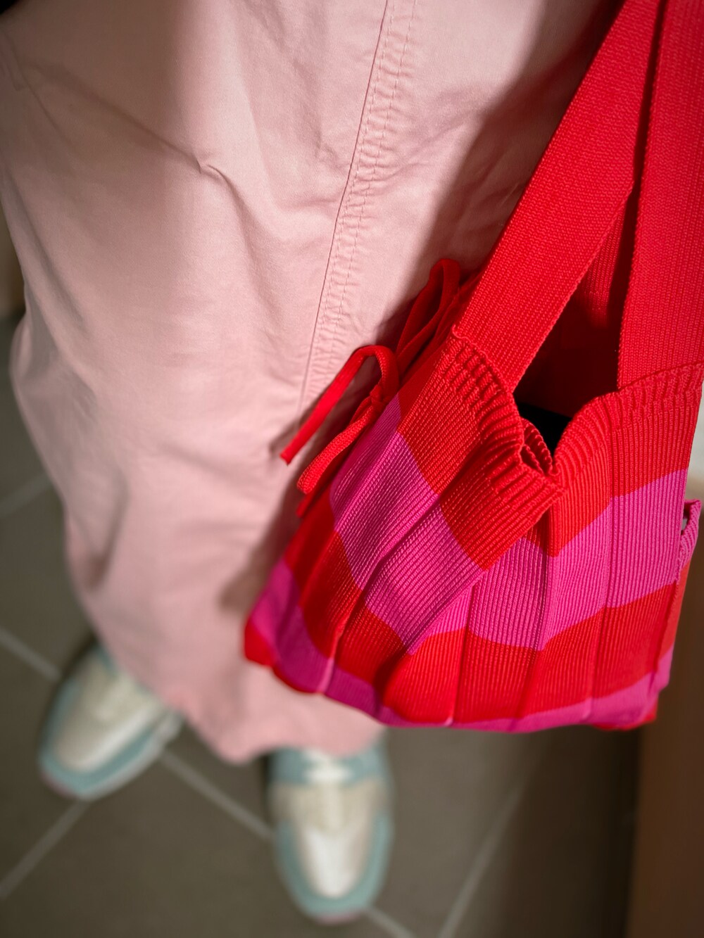 ブルー系のTシャツ/カットソー、ブラック系のテーラードジャケット、ブラウン系のスニーカーを着用したレディースの冬コーディネートの3枚目の写真