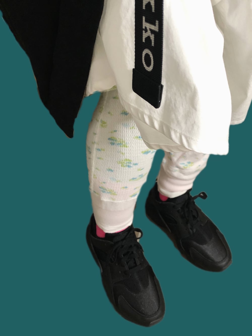 ブラック系のショルダーバッグ、ブラック系のスニーカー、ブラック系のダウンジャケット/コートを着用したレディースの冬コーディネートの2枚目の写真