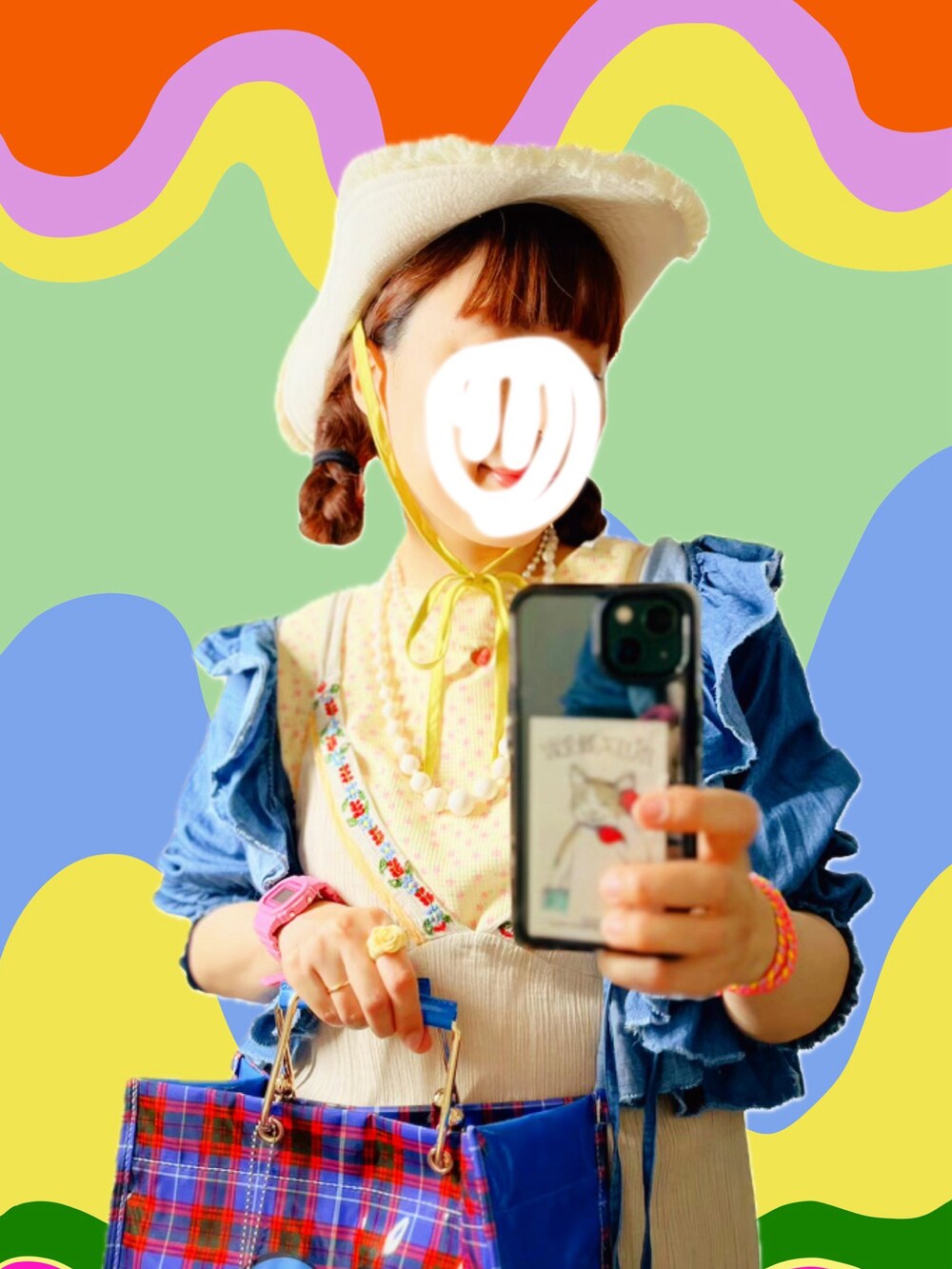 ブルー系のシャツ/ブラウス、イエロー系のTシャツ/カットソー、ベージュ系のワンピース/ドレスを着用したレディースの夏コーディネートの4枚目の写真