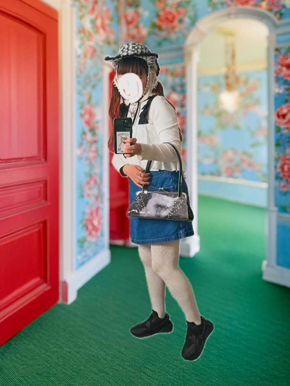 ブラック系のハンドバッグ、ブラック系のカーディガン/ボレロ、ブラック系のスニーカーを着用したレディースの春コーディネートの3枚目の写真