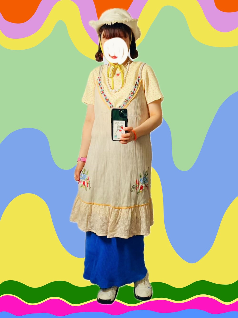 ブルー系のシャツ/ブラウス、イエロー系のTシャツ/カットソー、ベージュ系のワンピース/ドレスを着用したレディースの夏コーディネートの3枚目の写真