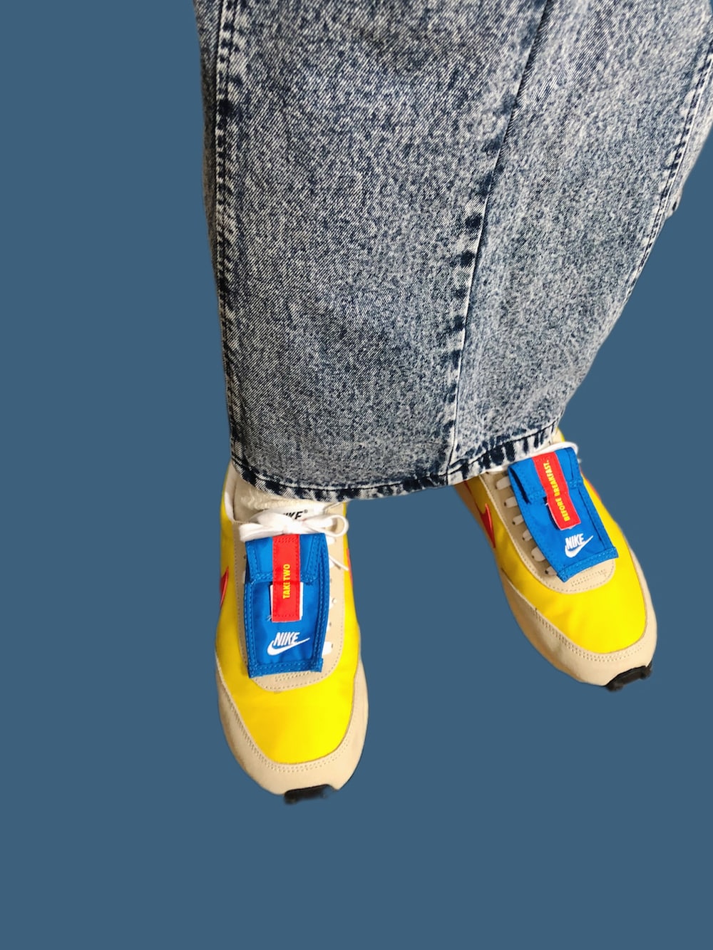 ホワイト系のカーディガン/ボレロ、ホワイト系のジャージ、ブルー系のデニムスカートを着用したレディースの冬コーディネートの2枚目の写真