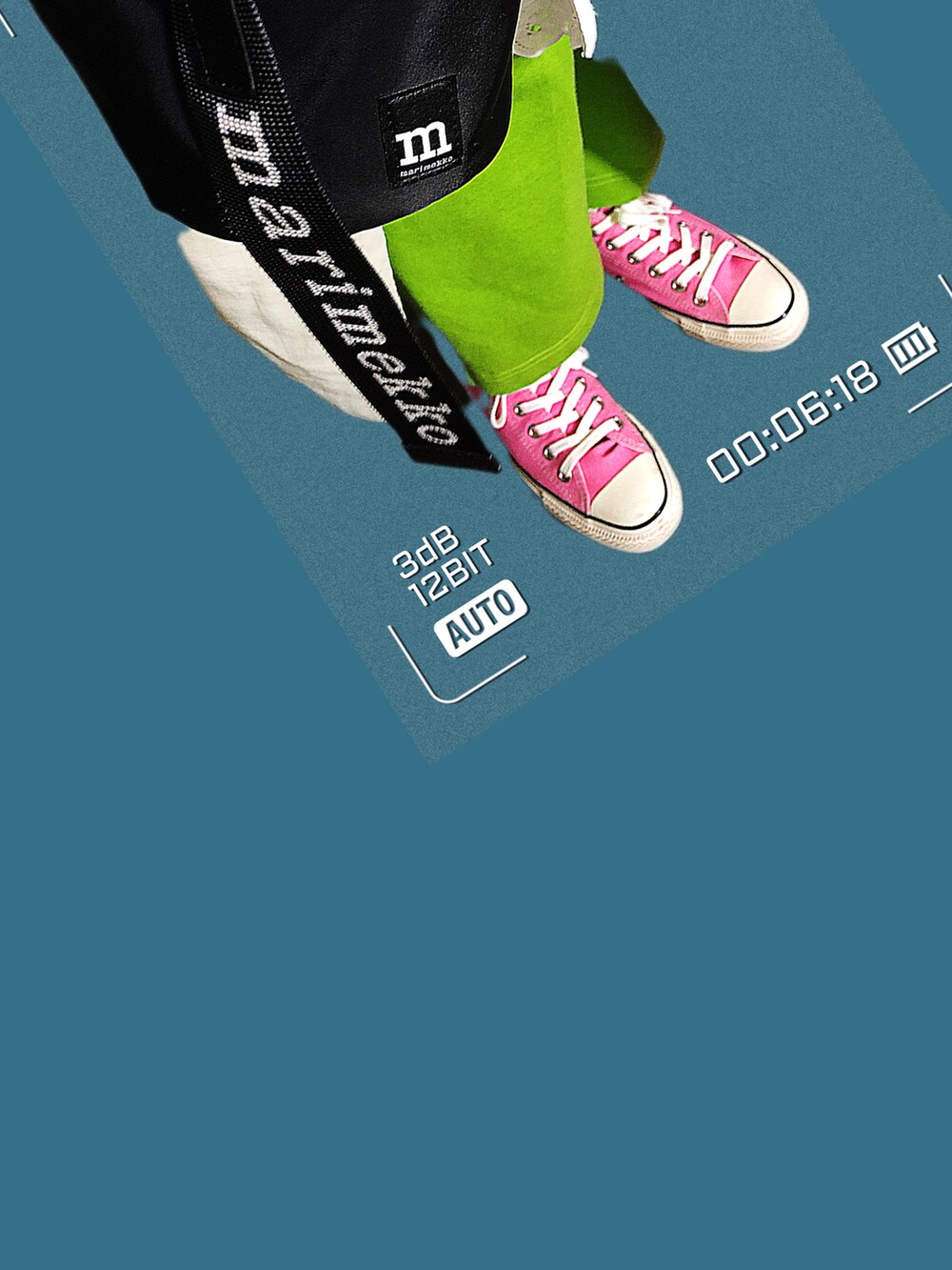 グリーン系のダウンジャケット/コート、グリーン系のスウェットパンツ、ピンク系のスニーカーを着用したレディースの冬コーディネートの2枚目の写真