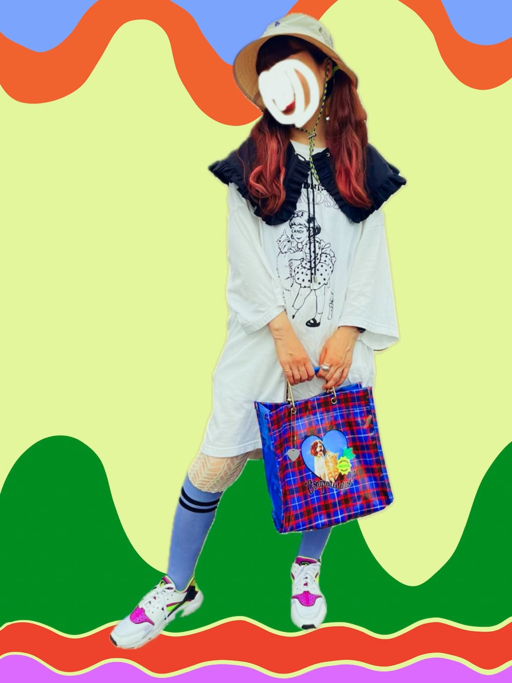 ホワイト系のTシャツ/カットソー、ブルー系のハンドバッグ、ホワイト系のスニーカーを着用したレディースの夏コーディネートの2枚目の写真
