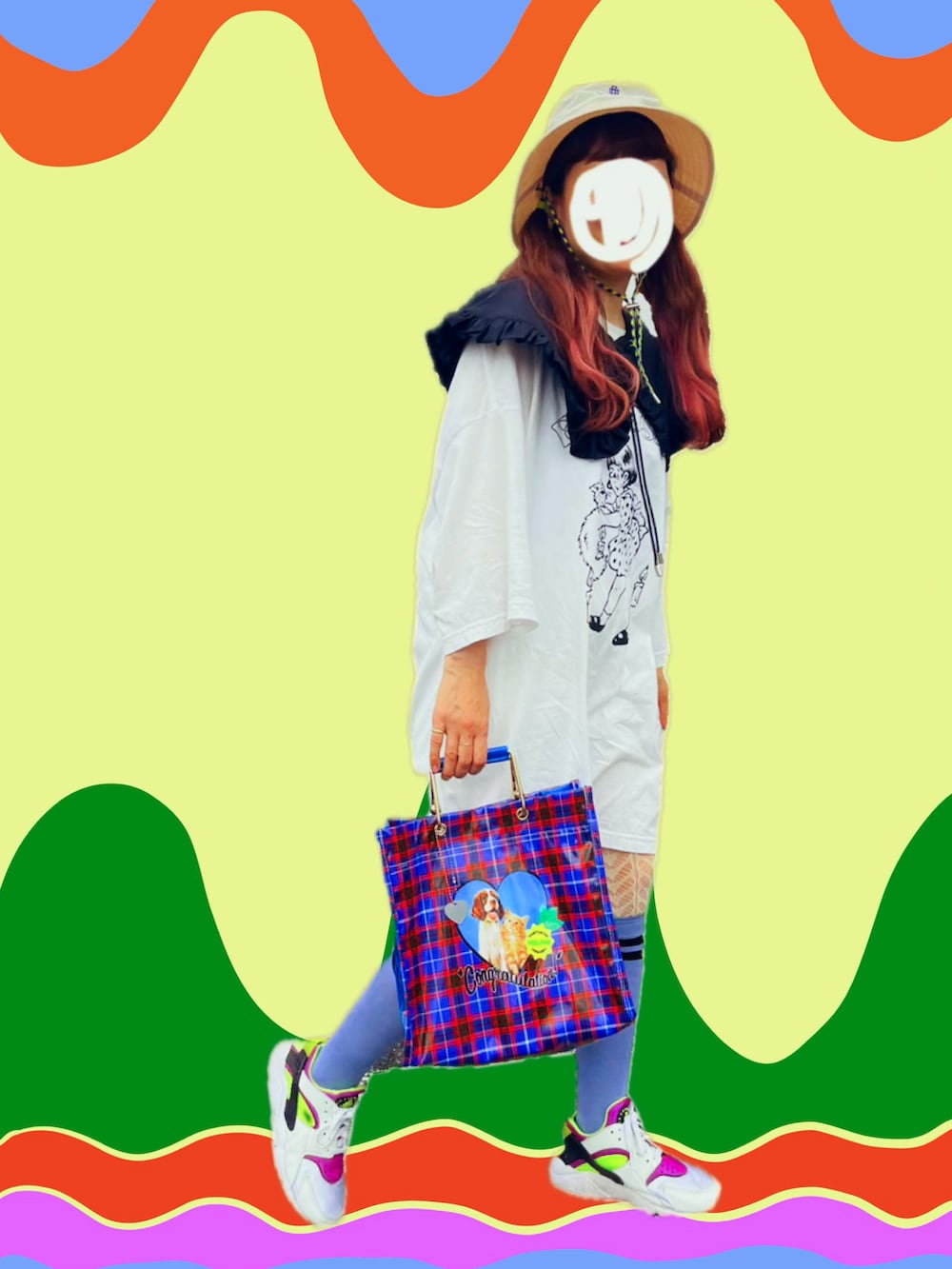 ホワイト系のTシャツ/カットソー、ブルー系のハンドバッグ、ホワイト系のスニーカーを着用したレディースの夏コーディネートの3枚目の写真