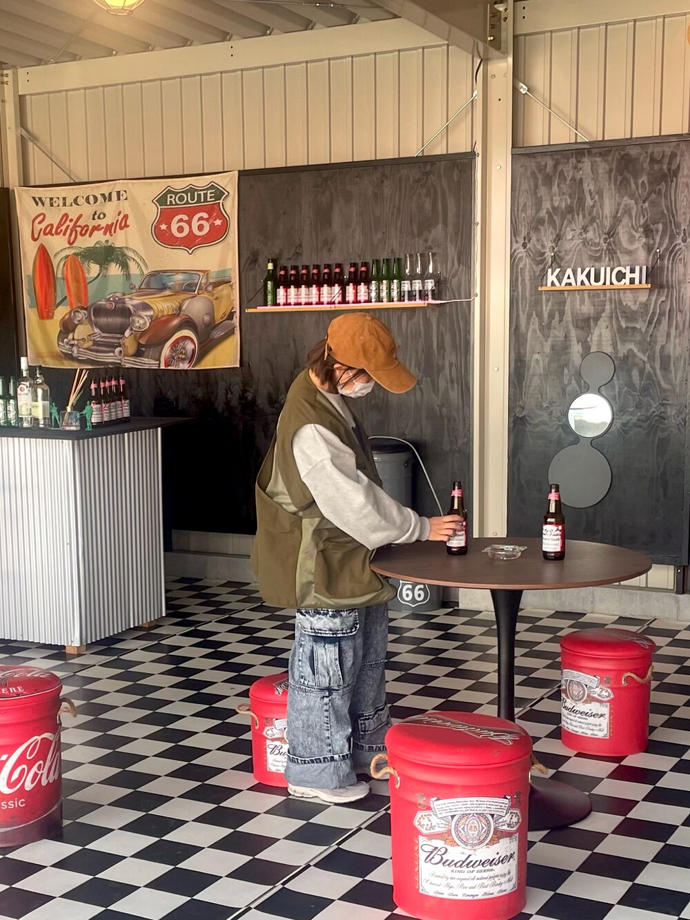 グレー系のスニーカー、グリーン系のミリタリージャケットを着用したレディースの秋コーディネートの2枚目の写真