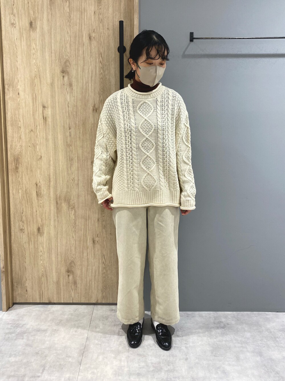 ホワイト系のニット/セーター、ホワイト系のパンツ、ブラック系のローファーを着用したレディースの冬コーディネートの5枚目の写真