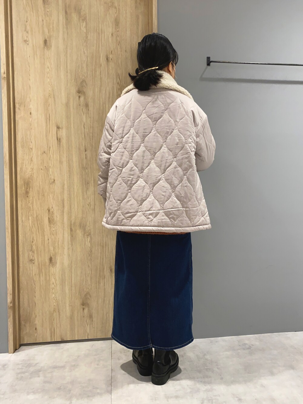 ブルー系のデニムスカート、ホワイト系のジャケット/アウター、オレンジ系のカーディガン/ボレロを着用したレディースの秋コーディネートの3枚目の写真