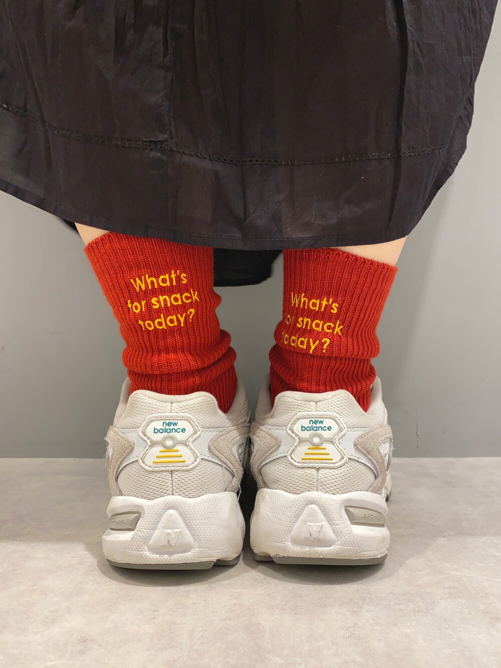 ブラック系のTシャツ/カットソー、ブルー系のデニムジャケット、ブラック系のスカートを着用したレディースの春コーディネートの4枚目の写真