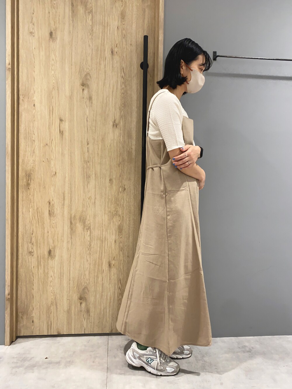 ベージュ系のワンピース、オレンジ系のカーディガン/ボレロ、ホワイト系のTシャツ/カットソーを着用したレディースの春コーディネートの4枚目の写真