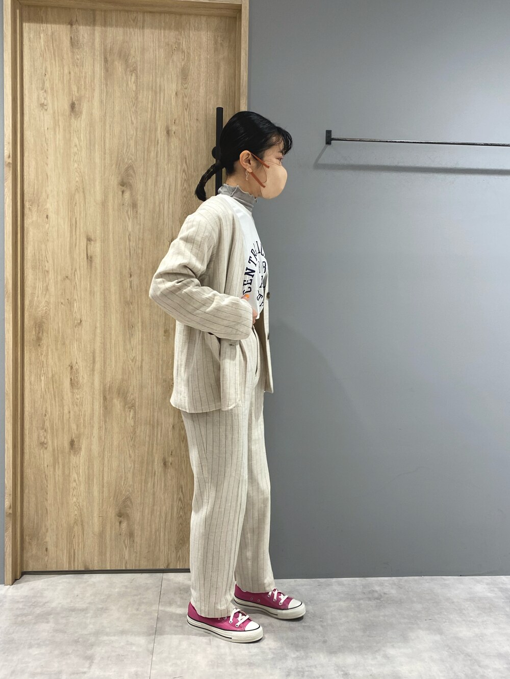 ホワイト系のノーカラージャケット、ホワイト系のTシャツ/カットソー、ホワイト系のスラックスを着用したレディースの冬コーディネートの2枚目の写真
