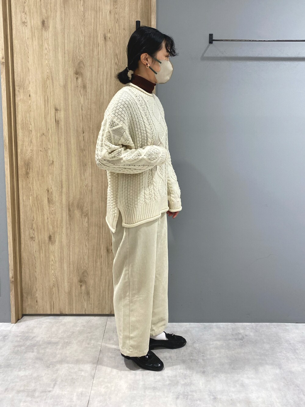 ホワイト系のニット/セーター、ホワイト系のパンツ、ブラック系のローファーを着用したレディースの冬コーディネートの4枚目の写真