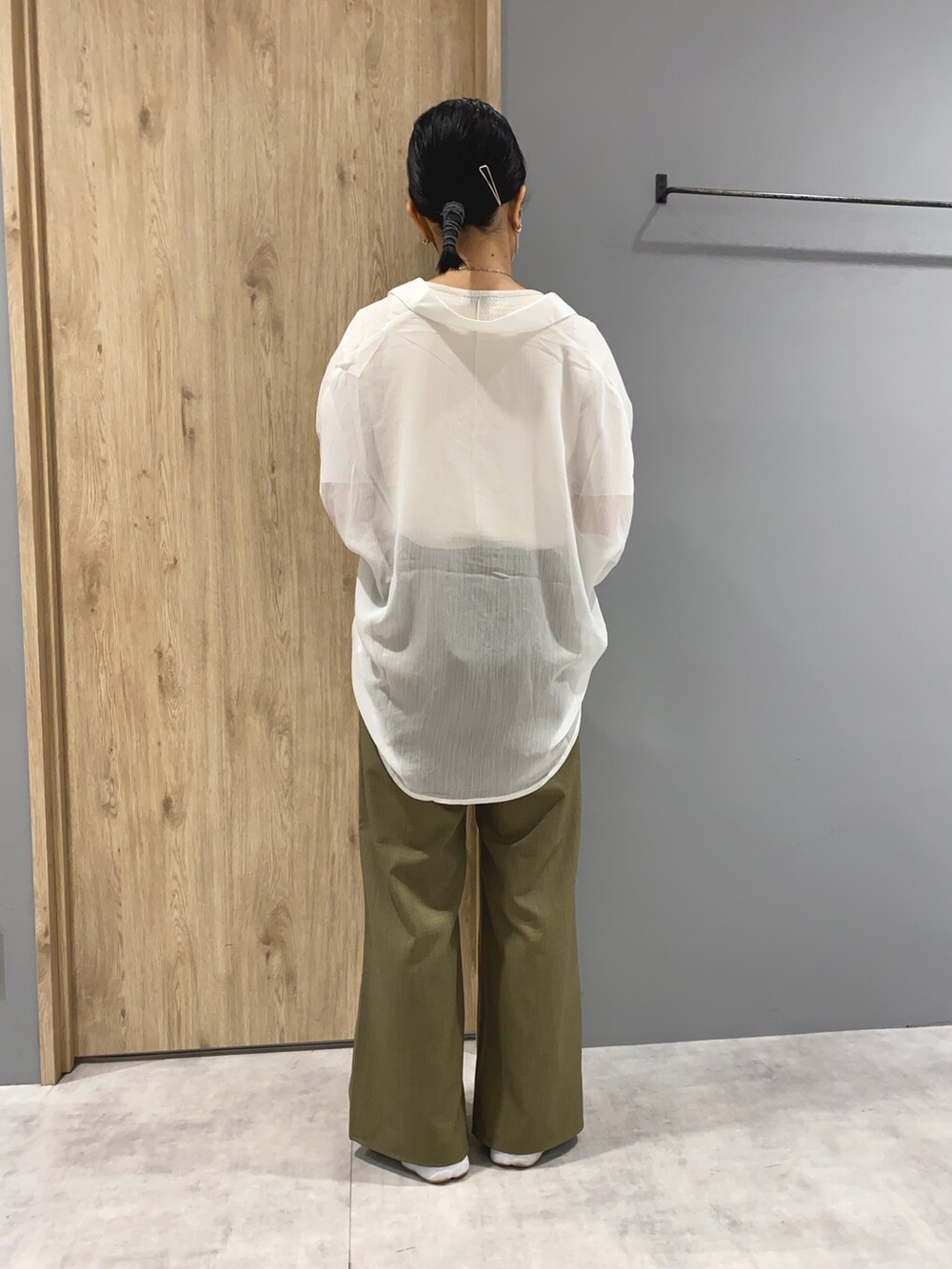 ホワイト系のシャツ/ブラウス、ホワイト系のTシャツ/カットソー、グリーン系のスラックスを着用したレディースの春コーディネートの3枚目の写真