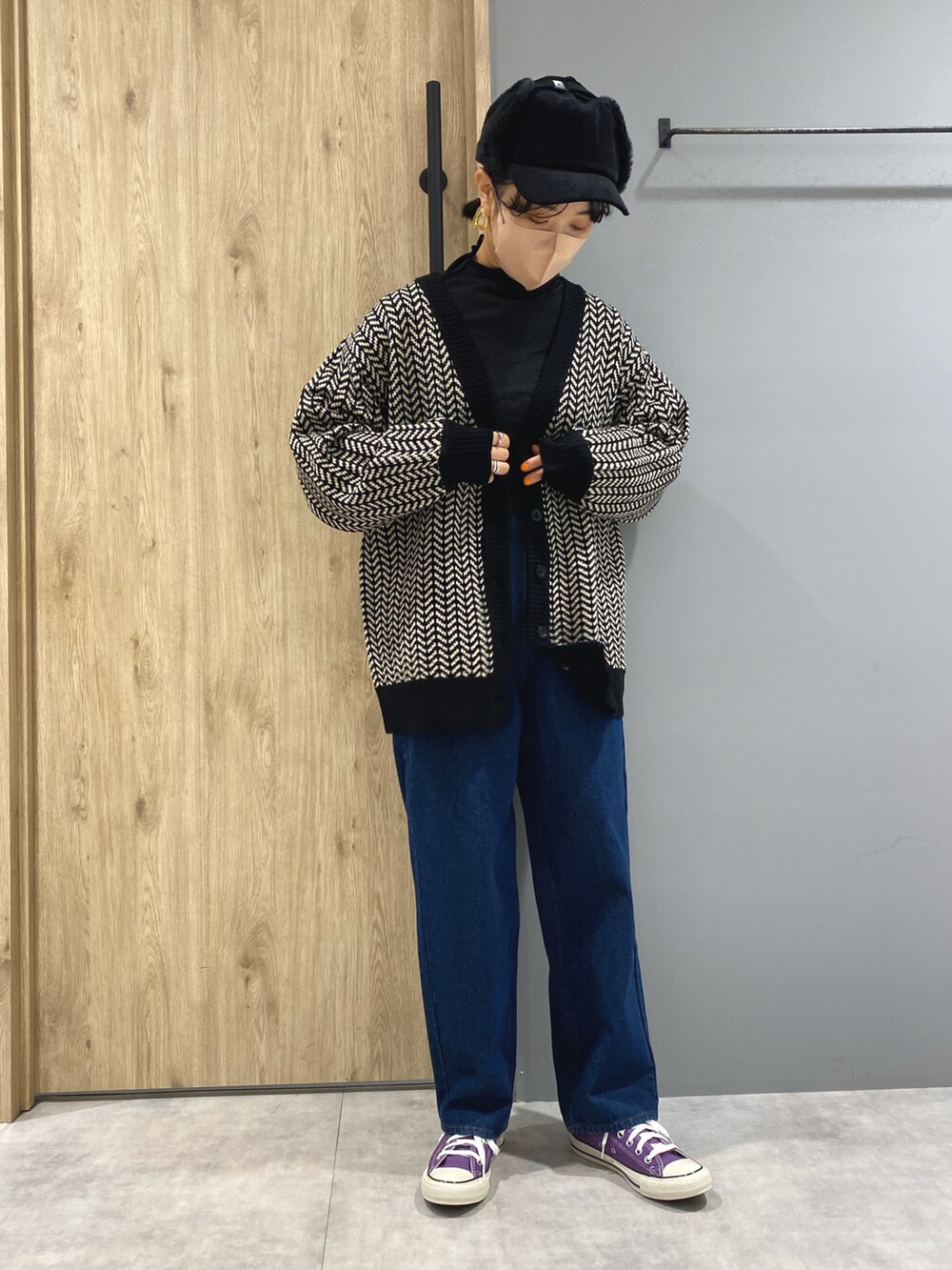 ブラック系のTシャツ/カットソー、ブラック系のカーディガン/ボレロ、ブルー系のデニムパンツを着用したレディースの秋コーディネートの2枚目の写真