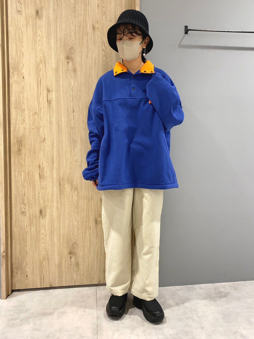 ブルー系のトップス、ホワイト系のパンツ、ブラック系のスニーカーを着用したレディースの冬コーディネートの2枚目の写真