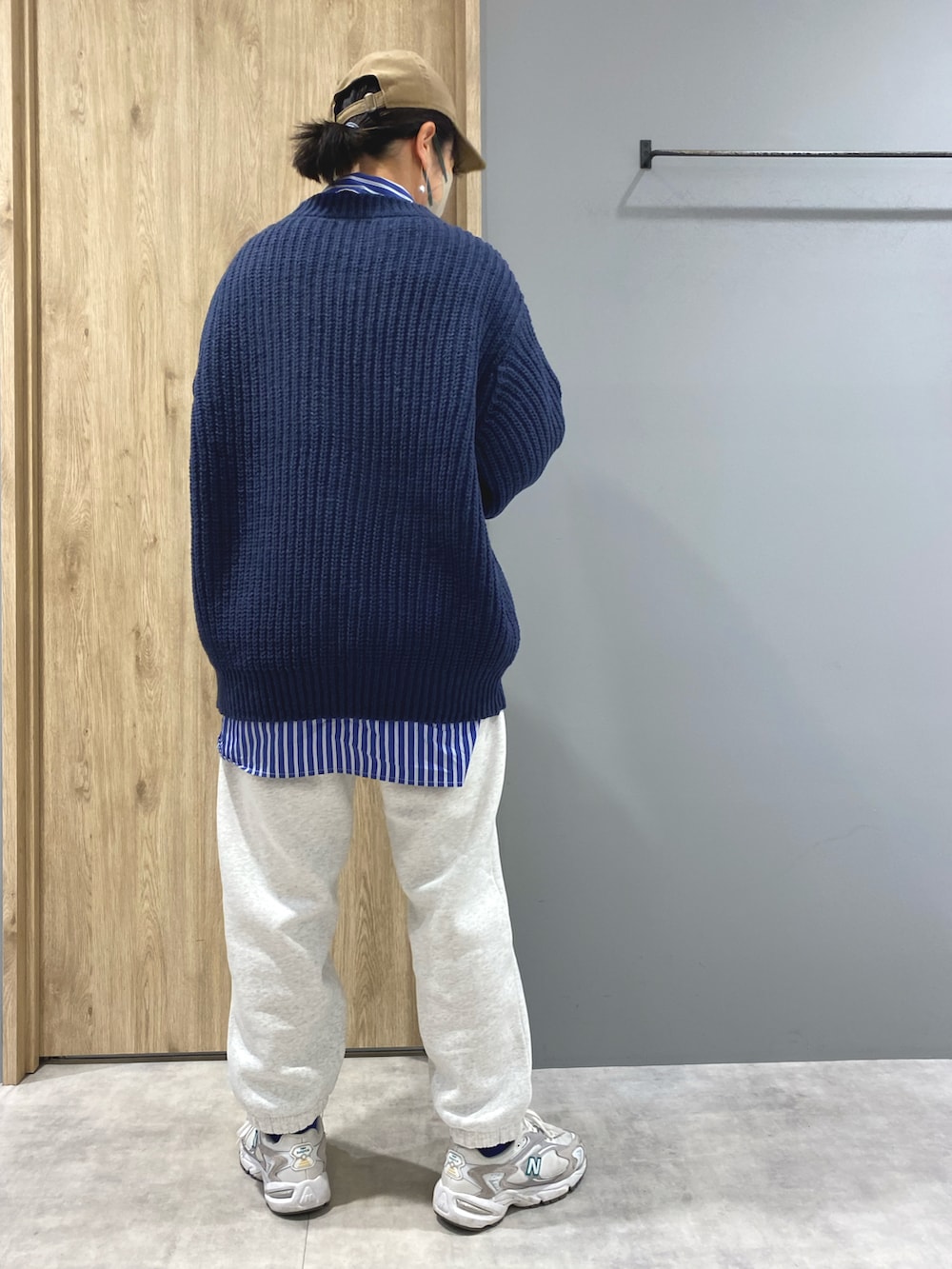 ブルー系のニット/セーター、ブルー系のシャツ/ブラウス、ホワイト系のスウェットパンツを着用したレディースの冬コーディネートの3枚目の写真