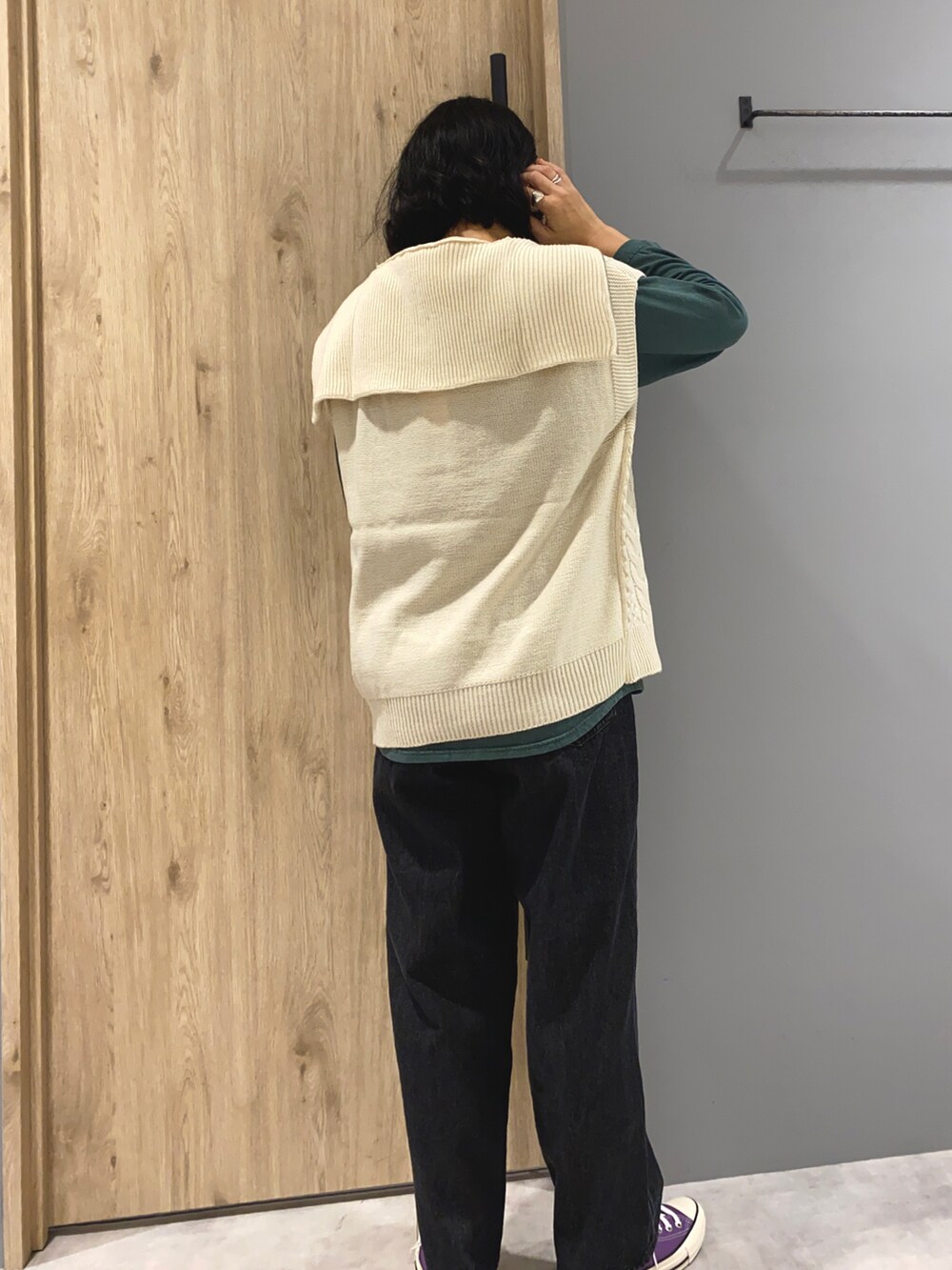 ブラック系のデニムパンツ、ホワイト系のベスト、グリーン系のTシャツ/カットソーを着用したレディースの夏コーディネートの2枚目の写真