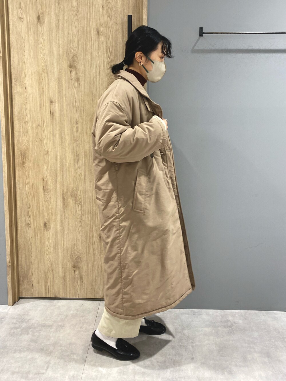 ホワイト系のニット/セーター、ホワイト系のパンツ、ブラック系のローファーを着用したレディースの冬コーディネートの2枚目の写真