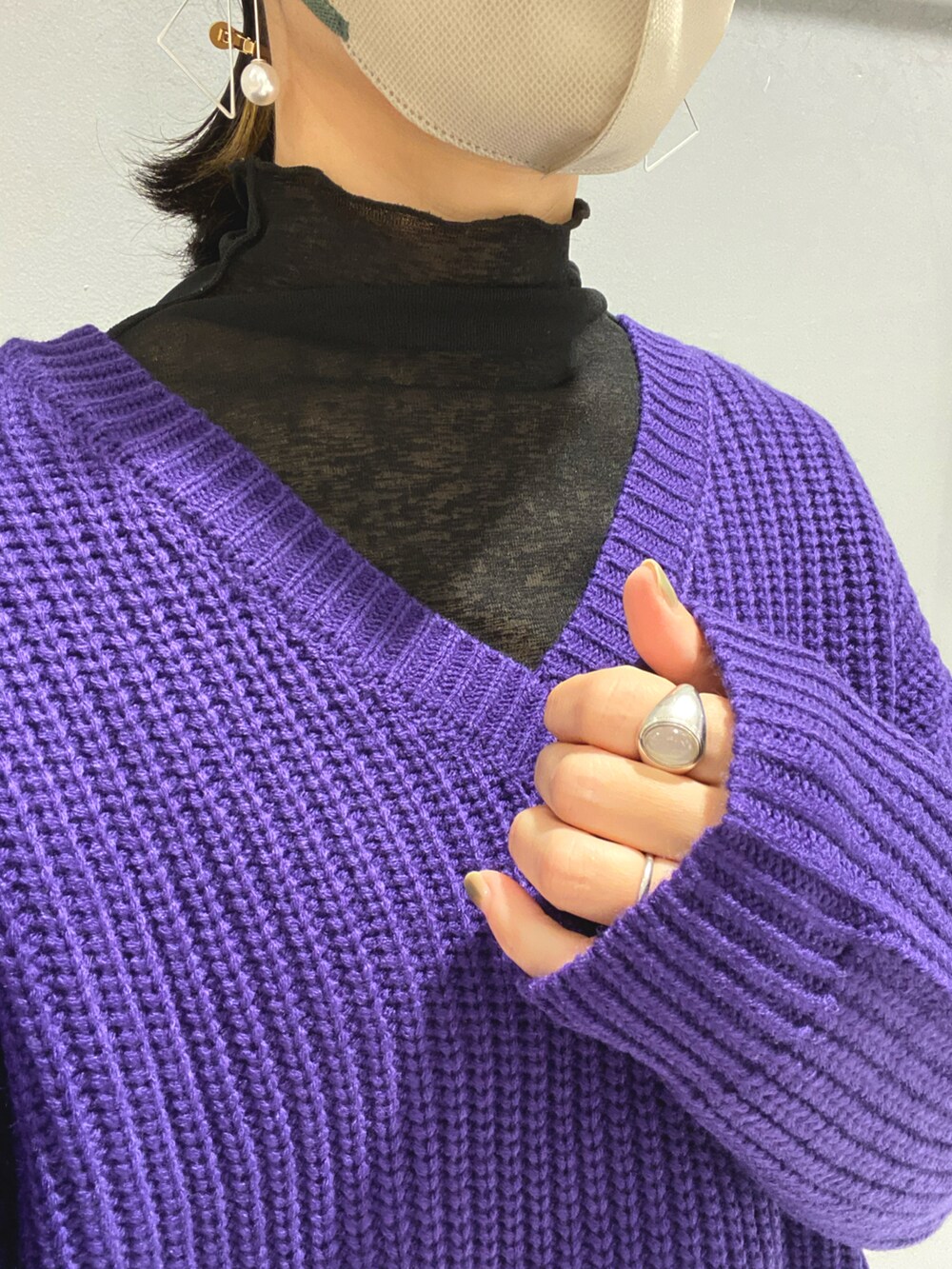 ホワイト系のスニーカー、ブラック系のスカート、パープル系のニット/セーターを着用したレディースの冬コーディネートの4枚目の写真