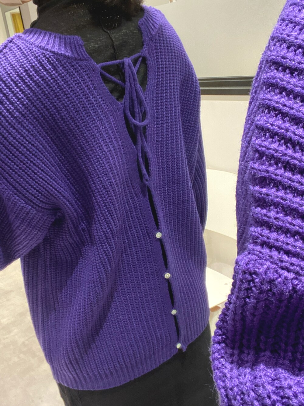 ホワイト系のスニーカー、ブラック系のスカート、パープル系のニット/セーターを着用したレディースの冬コーディネートの5枚目の写真