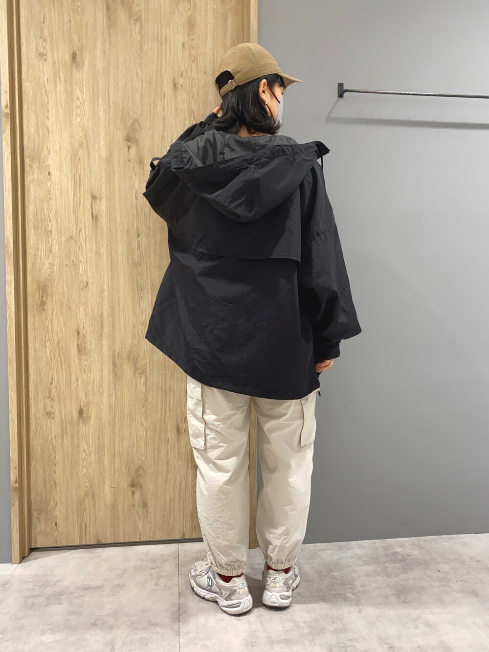 ブラック系のTシャツ/カットソー、ブラック系のマウンテンパーカー、ホワイト系のカーゴパンツを着用したレディースの春コーディネートの3枚目の写真